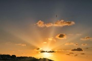追寻美丽日落的绚烂色彩（夕阳西下，映衬着大自然的恢弘景色）
